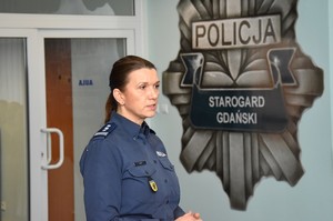 Pani Komendant w trakcie przemawiania do uczestników odprawy służbowej.
