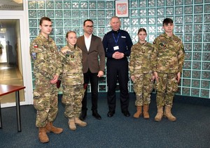 Zdjęcie grupowe. Komendant z dyrektorem oraz uczniami IV Liceum Ogólnokształcącego w Starogardzie Gdańskim.