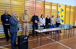Szkolna sala gimnastyczna. Oficjalne zakończenie turnieju BRD. Organizatorzy oraz zaproszeni goście.