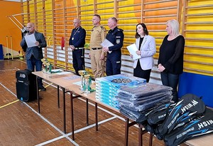 Szkolna sala gimnastyczna. Oficjalne zakończenie turnieju BRD. Organizatorzy oraz zaproszeni goście.