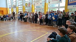 Szkolna sala gimnastyczna. Oficjalne zakończenie turnieju BRD. Ogólny widok na wszystkie zespoły uczestniczące w turnieju.