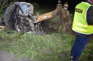 Zdjęcie z miejsca wypadku drogowego. Policjanci pracują na miejscu zdarzenia.