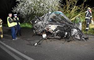 Zdjęcie z miejsca wypadku drogowego. Policjanci pracują na miejscu zdarzenia.