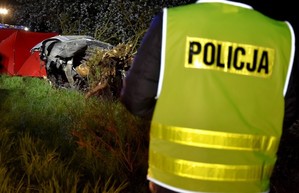 Zdjęcie z miejsca wypadku drogowego. Policjanci pracują na miejscu zdarzenia.