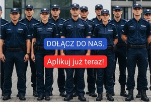 Policjanci stoją w dwuszeregu.