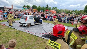 Pokaz strażaków. Niesienie pomocy poszkodowanym w wypadku oraz cięcie pojazdu.
