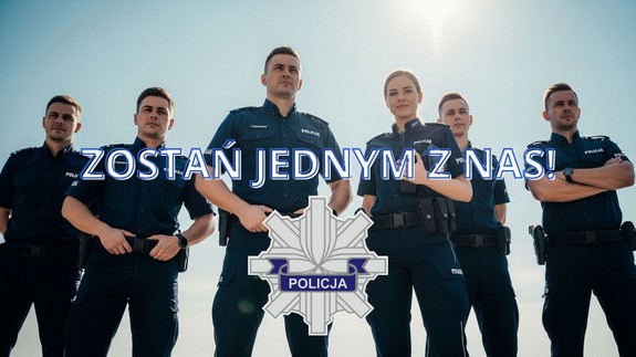 Policjanci w granatowych mundurach stoją na tle słonecznego nieba.