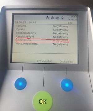 Wyświetlacz elektronicznego urządzenia do badania na zawartość środków odurzających wskazujący pozytywny wynik dla amfetaminy.