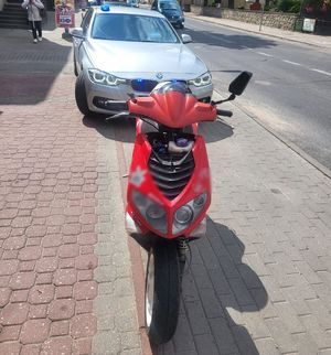 Policyjne bmw, a przed nim zaparkowany motocykl.