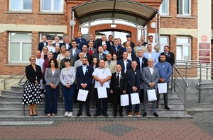 Zdjęcie grupowe przed Starostwem Powiatowym w Starogardzie Gdańskim.