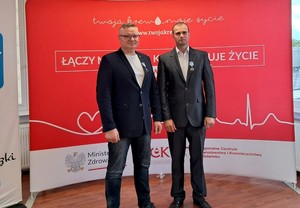 Policjanci pozują do zdjęcia.