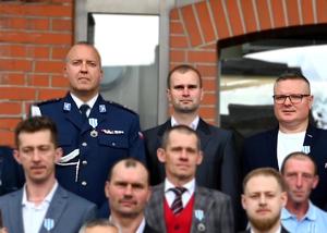 Zbliżenie na 3 policjantów ze zdjęcia grupowego.