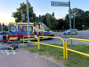 Miejsce wypadku, interweniujące służby, uczestniczące pojazdy.