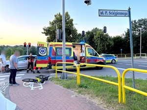 Miejsce wypadku, interweniujące służby, uczestniczące pojazdy.