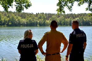 Policjanci i strażacy wspólnie nad wodą.