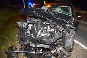 Zdjęcie przedstawiające skutek wypadku drogowego. Uszkodzenia pojazdów.