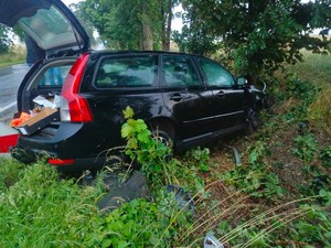 Zdjęcie z miejsca zdarzenia. Rozbite volvo w rowie.