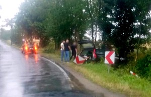 Zdjęcie z miejsca zdarzenia. Rozbite volvo w rowie.