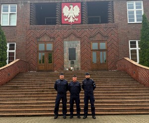 Trzech policjantów, którzy zatrzymali nietrzeźwego kierowcę wspólne zdjęcie na placu apelowym w Szkole Policji w Słupsku.