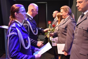 Zdjęcie przedstawiające policjantów w czasie uroczystej zbiórki z okazji Święta Policji
