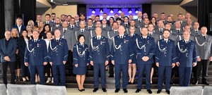 Zdjęcie przedstawiające policjantów w czasie uroczystej zbiórki z okazji Święta Policji.