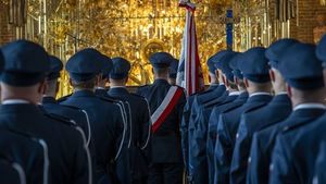 Policjanci stoją podczas uroczystości w kościele.