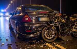 Zdjęcie obrazujące. Motocykl i auto osobowe po kolizji drogowej.
