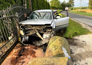 Rozbity na kamieniu volkswagen. Auto ma całkowicie zniszczony przód.