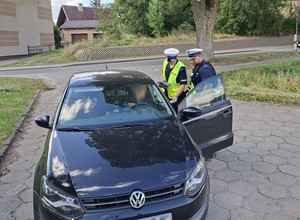 Policjanci z pracownikami PKP w czasie działań informacyjnych przy przejeździe kolejowym.