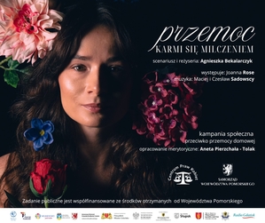 Plakat kampanii przeciwko przemocy. Na ciemnym tle uśmiechnięta kobieta.