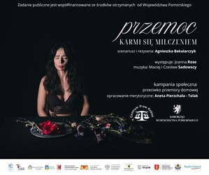 Plakat kampanii przeciwko przemocy. Na ciemnym tle kobieta i widoczna krew na jej twarzy. Na dole znaki graficzne patronów.