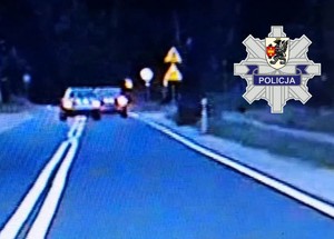 Kadr z materiału wideo. Dwa wyprzedzające się pojazdy.