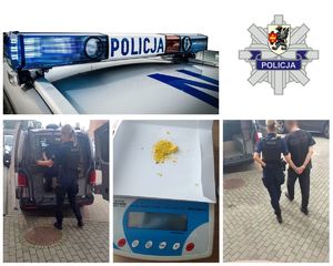 Kolaż zdjęć. Na dwóch z nich policjantka prowadzi zatrzymanego mężczyznę. W środkowej części znajduje się waga elektroniczna z żółtym proszkiem. W górnej części zdjęcia od lewej kogut policyjnego radiowozu, a po prawej logo policji.