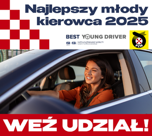 Plakat konkursu „Najlepszy Młody Kierowca” 2025 przedstawiający uśmiechniętą kobietę za kierownicą auta osobowego.