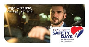 Kierowca siedzi za kierownicą. W dolnym prawym rogu napis ROADPOL SAFETY DAYS 2025. W górnym lewym rogu napis: Tego września nastąpi zmiana.