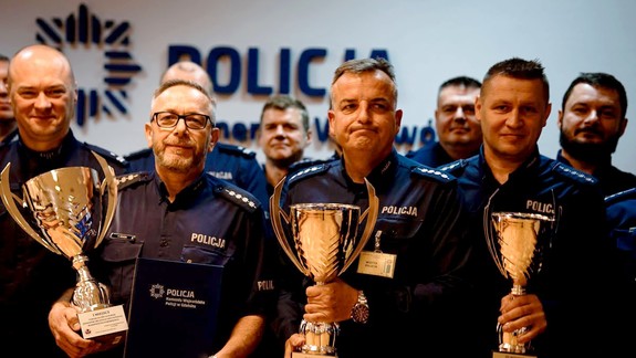 Zdjęcie grupowe. Policjanci z pucharami.