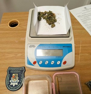 Waga z suszem roślinnym.