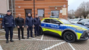 Wójt Gminy Zblewo wraz z policjantami podczas uroczystego przekazania nowego radiowozu.