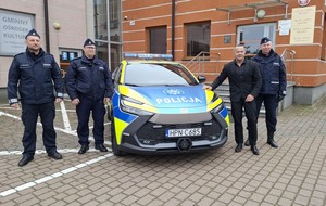 Wójt Gminy Zblewo wraz z policjantami podczas uroczystego przekazania nowego radiowozu.