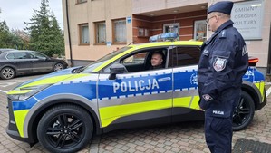 Wójt Gminy Zblewo wraz z policjantami podczas uroczystego przekazania nowego radiowozu.