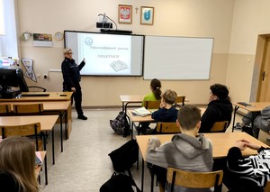 Policjantka w sali lekcyjnej w czasie zajęć z uczniami.