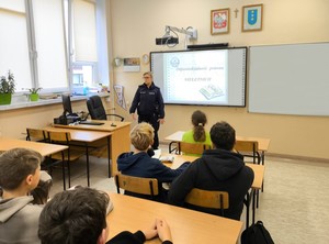 Policjantka w sali lekcyjnej w czasie zajęć z uczniami.