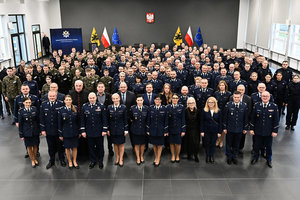 Zdjęcie grupowe w auli centralnej Ośrodka Szkolenia Policji w Gdańsku.