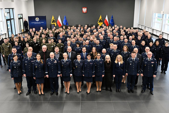 Zdjęcie grupowe w auli centralnej Ośrodka Szkolenia Policji w Gdańsku.