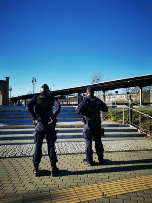 Policjanci patrolują tereny kolejowe.