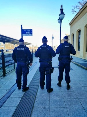 Policjanci patrolują tereny kolejowe.
