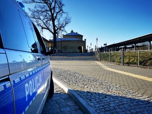 Radiowóz policyjny zaparkowany w pobliżu dworca PKP.