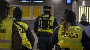 Policjanci patrolują teren kolejowy.