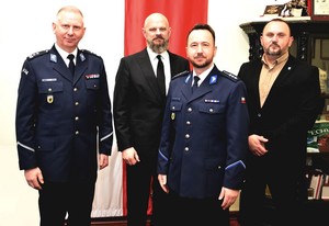 Uczestnicy uroczystości w czasie mianowania Kierownika Posterunku w Skarszewach.