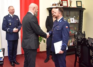 Uczestnicy uroczystości w czasie mianowania Kierownika Posterunku w Skarszewach.